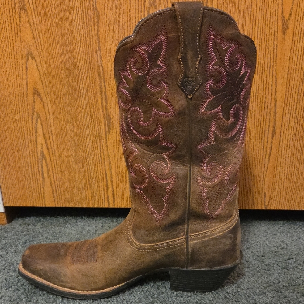 ‼️WORN ONE TIME‼️Ariat Women's 8.5B Med. Brown w/pink stitching. Square toe. - Picture 8 of 16